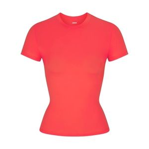 SKIMS fits everybody T-shirt in color POPPY